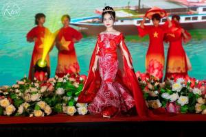 Ngọc Minh Giang – Celeb Kid tỏa sáng dưới ánh đèn sân khấu, được “ươm mầm” - BST Non Nước Việt – Nhà thiết kế Vy Collen