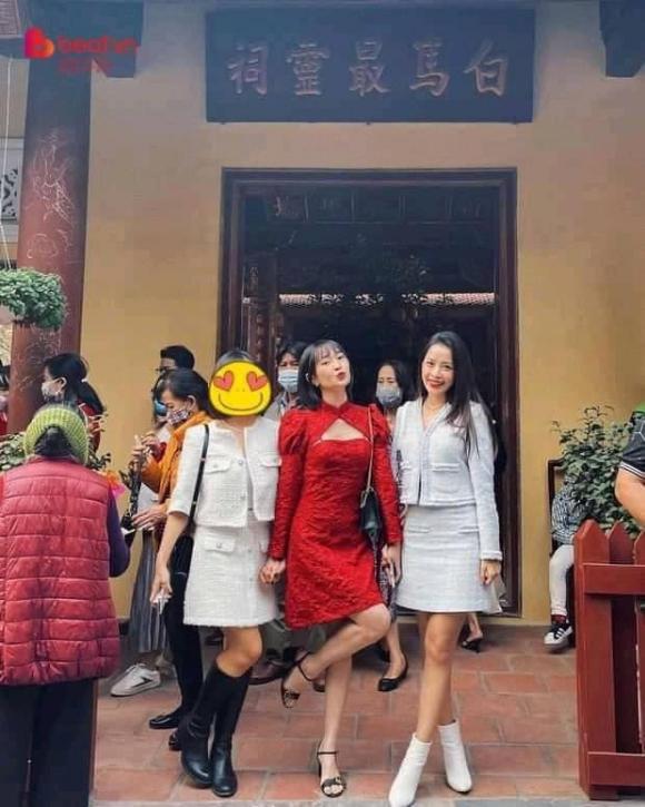 Chi Pu bị chỉ trích khi diện váy ngắn, không đeo khẩu trang đi lễ chùa đầu năm