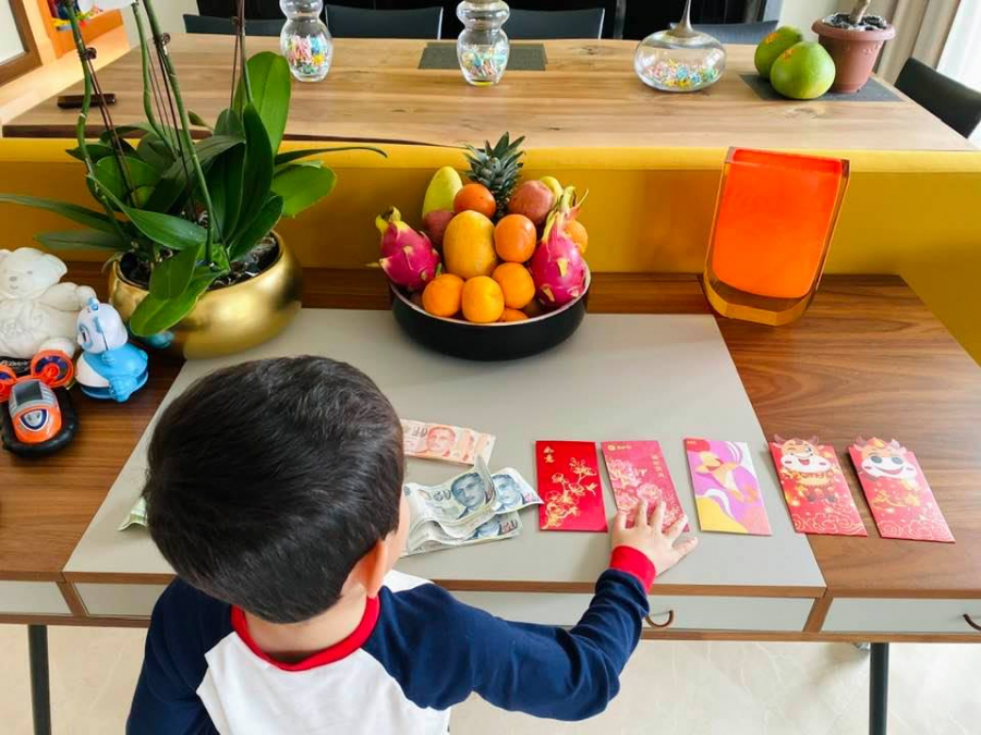 Con trai Thu Minh gây sốt với hành động xúc động khi nhận xấp tiền lì xì dày cộp