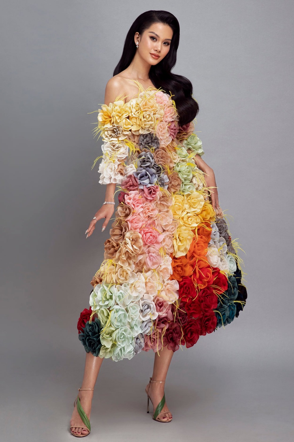 Hương Ly mặc váy làm từ 1.000 miếng vải vụn