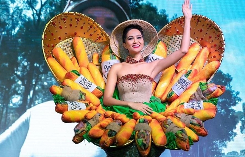 Bánh Mỳ lọt top 10 trang phục dân tộc ấn tượng nhất Miss Universe