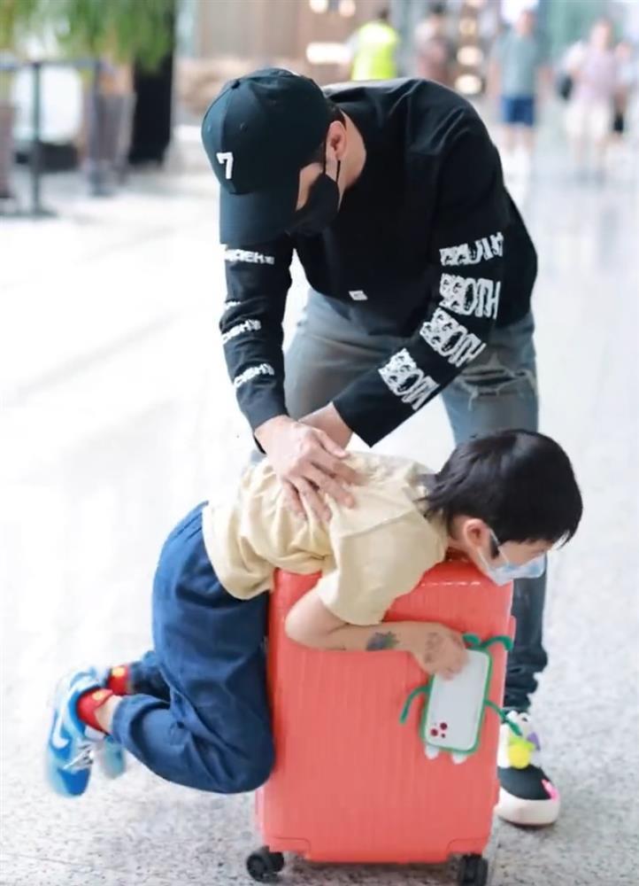 Huỳnh Hiểu Minh liên tục dỗ dành con trai giữa sân bay