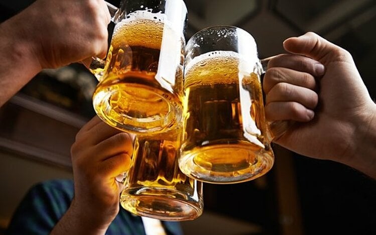 Uống bia có thực sự ít ảnh hưởng sức khỏe hơn rượu?
